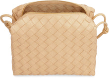 Carica l'immagine nel visualizzatore di Gallery, Loop leather crossbody bag