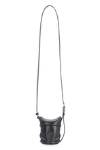 Load image into Gallery viewer, Mini borsa a secchiello The Curve in pelle