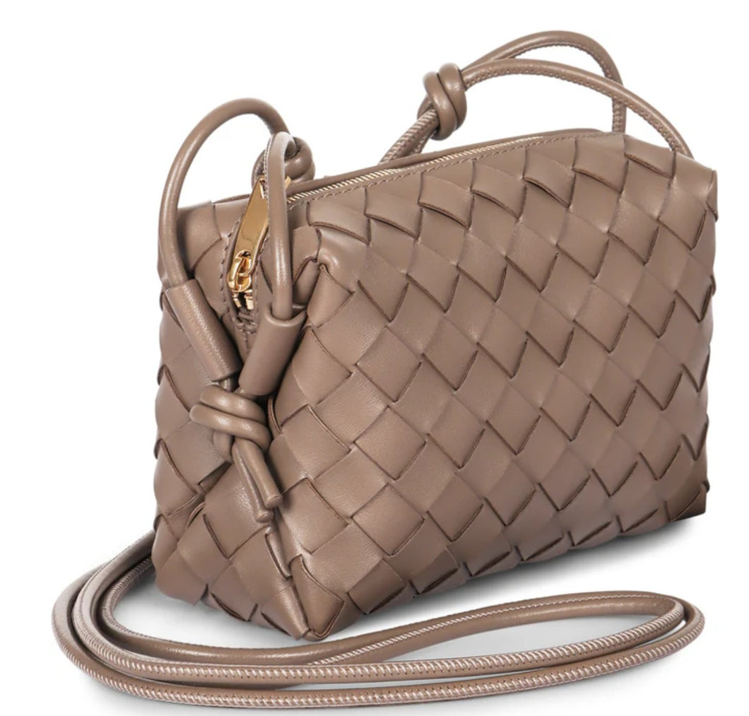 Borsa elegante intrecciata, versatile e sofisticata.