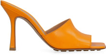 Carica l&#39;immagine nel visualizzatore di Gallery, Mules Stretch in pelle
