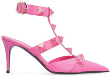 Carica l&#39;immagine nel visualizzatore di Gallery, Valentino Garavani - Roman Studs leather slingback pumps
