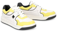 Carica l&#39;immagine nel visualizzatore di Gallery, Valentino Garavani - One Stud leather low-top sneakers
