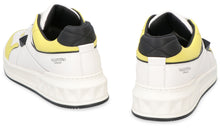 Carica l&#39;immagine nel visualizzatore di Gallery, Valentino Garavani - One Stud leather low-top sneakers
